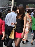 MM's red skirt and black silk legs look very eye-catching(5)