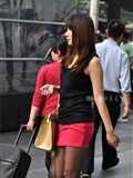 MM's red skirt and black silk legs look very eye-catching(6)