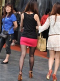 MM's red skirt and black silk legs look very eye-catching(8)