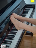 IESS thoughts and interests to July 24, 2018 sixiangjia 279: feet on black and white piano keys(44)