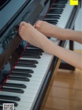 IESS thoughts and interests to July 24, 2018 sixiangjia 279: feet on black and white piano keys(46)