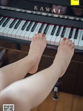 IESS thoughts and interests to July 24, 2018 sixiangjia 279: feet on black and white piano keys(49)