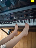 IESS thoughts and interests to July 24, 2018 sixiangjia 279: feet on black and white piano keys(50)