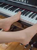 IESS thoughts and interests to July 24, 2018 sixiangjia 279: feet on black and white piano keys(58)