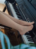 IESS thoughts and interests to July 24, 2018 sixiangjia 279: feet on black and white piano keys(60)