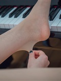 IESS thoughts and interests to July 24, 2018 sixiangjia 279: feet on black and white piano keys(65)