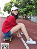 Yueyue plays skateboarding in silk stockings(8)