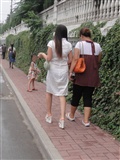 [户外街拍] 2013.09.08 白裙白超高凉托妇人(14)