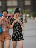 [outdoor Street Photo] 2013.10.01 two girls eating ice cream(7)
