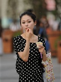 [outdoor Street Photo] 2013.10.01 two girls eating ice cream(10)