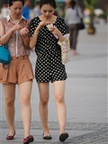 [outdoor Street Photo] 2013.10.01 two girls eating ice cream(12)