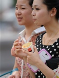 [户外街拍] 2013.10.01 俩个吃冰激凌的女孩(14)
