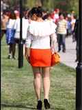 [户外街拍] 2013.09.25 橘红色与白色套裙那么的迷人(26)