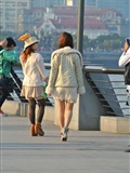 [outdoor Street Photo] young women with meat and silk stockings in the square are dressed in autumn(2)