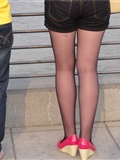 [户外街拍] 2013.09.06 外滩美女黑丝红鞋，丝袜很薄(10)