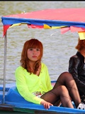 [outdoor Street Photo] on October 3, 2013, two black silk beauties were playing in the lake(4)