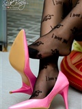 One arrow pierces the heart, silk stockings and legs(13)